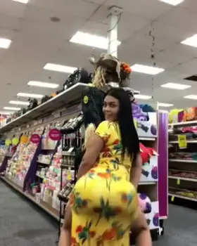 LATIN GIRL TWERKING IN SUPERMARKET 😈 LINK IN COMMENT FOR MORE