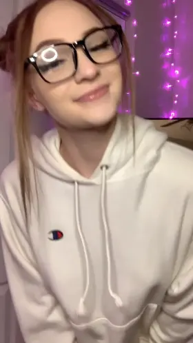 Big sweater + petite body = perfect boner material 🙈💋