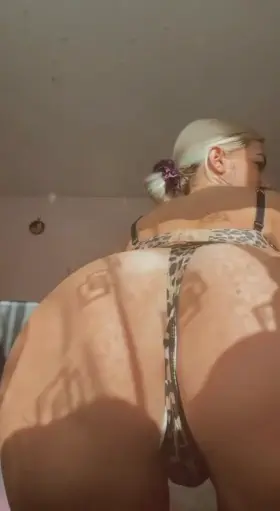 Twerking my juicy 🍑 in slow-mo