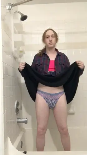 Pathetic wellelle15 made into piss slut by stranger online