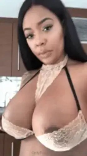 Get 6GB Contents of this Curvy Model in Comment⬇️⬇️