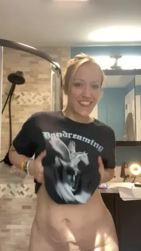 Lonely wife seaking attention .. my pussy could use some too [video]