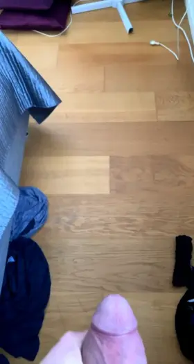 Imagine my cock through the hole in this moment. Any swedish gloryholes?