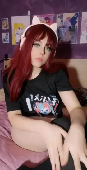 Do you like a gamer girlfriend? 😘😘😘