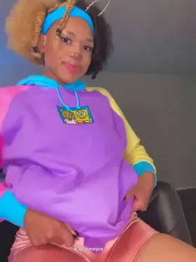 Play with me while i watch cartoons, Daddy 😋🧸