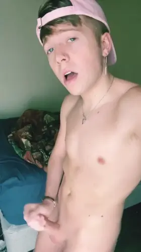 Anyone wanna put it in their mouth and make me fully hard? 😇