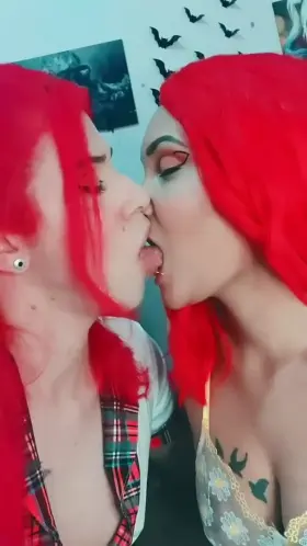 T-girl kissing 👅💋😍👌🔥