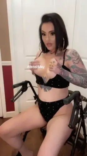 Just a disabled girl trying to make your dick hard 🖤😈