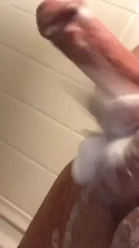 I love how daddy’s cleans his big cock🍆 for me 🚿 🧼