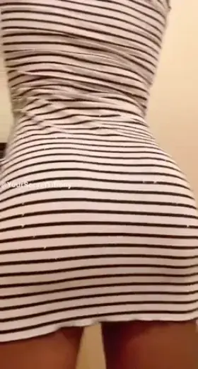 No panties on this fine Monday 🍑