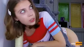 She gets stuck (mihanika69)