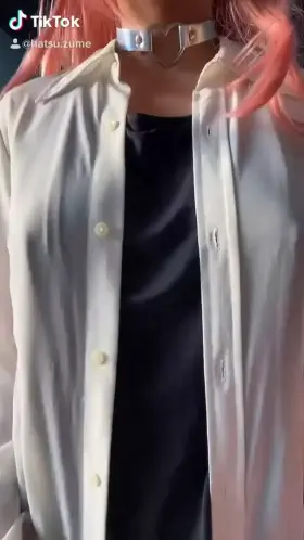 Young girl shows her body