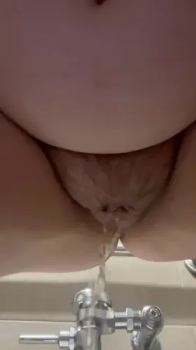 I hope you enjoy my plump pussy pissing!