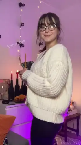 do you like it (her free album in the comments ) 🔥🔥