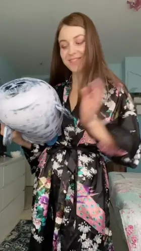 Watch the seal: he gets me fully naked 👀 🦭