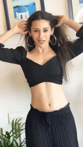Heli Daruwala sexy belly dance 😍