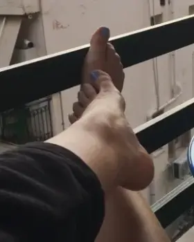 I saw a neighbour looking at my feet... 👀 but that didn’t stop me