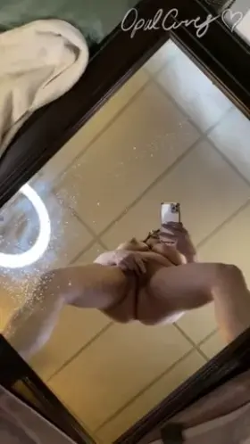 Playing with fat wet hairy pussy to spray all over a mirror 😘