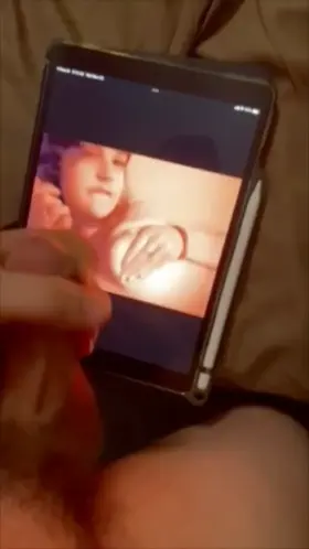 (18) When I masturbate I love to watch all the videos I get from strangers cumming on me😳