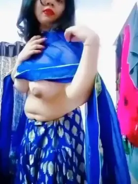 Desi bhabhi dancing and showing off her chubby body