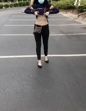 Are smol titty chicks allowed here? 🙈