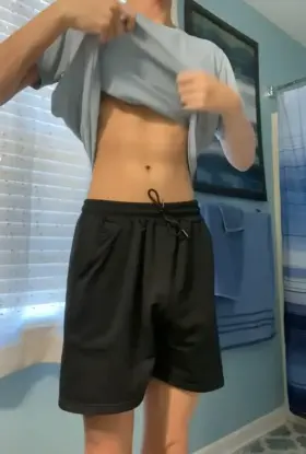 love showing my bulge off