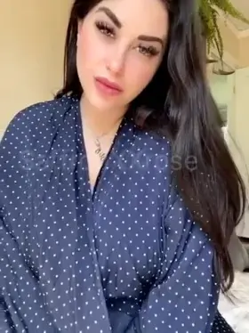 I love robes, they make it so fun to show off your body!!