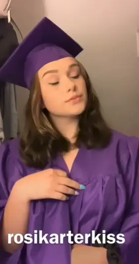 Smart and sexy 🎓(18f)