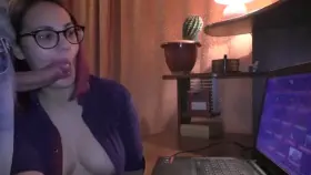 Gamer Girl Does Blowjob Without Being Distracted From The Game