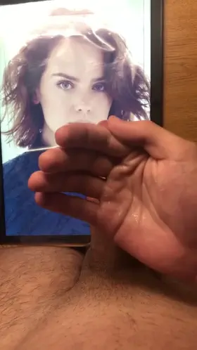 my bud jerkin his massive cock over daisy Ridley b4 giving her a huge cum tribute - If u want 2 b fed celebs and porn and show off jerkin over them on a second screen - public or private sessions - add hertsgirls on k1k