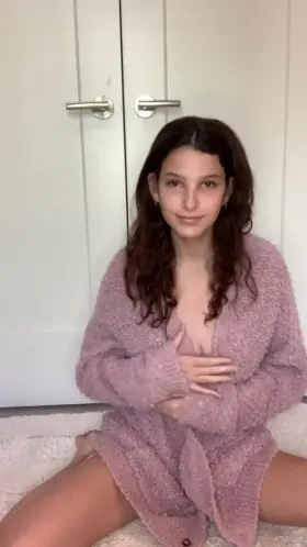 i hope you like my sweater 🥺💗 [oc]