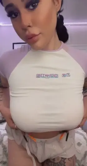 Would these big titties fit in your mouth 😍👅