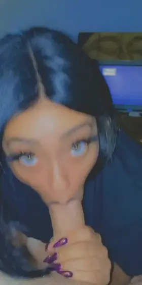 Killer eye contact with a throat to match [OC]