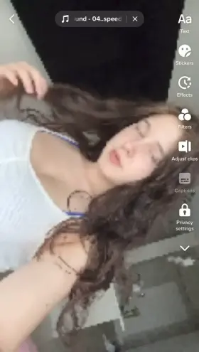 Wait what’s wrong with my camera? Maybe my boobs will do the trick..👻[ olivya_7080]