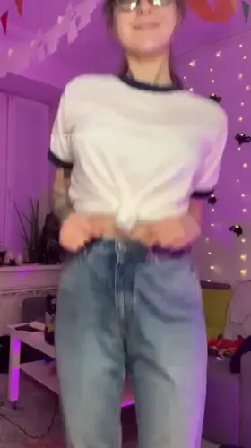 Jump, jump, jumping out of my clothes😇