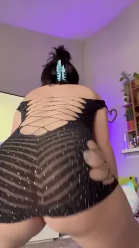 You see it peaking from the back? even my kitty is thick 😛