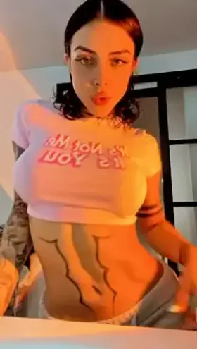 Working on my sexy abs 😏