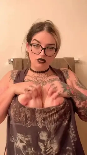 Let me rock your world? 😈🖤🤘🏻