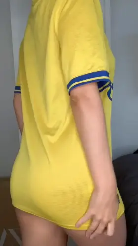 Is my booty big enough to play with ?🥺