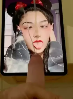 My girlfriend's face, not my huge cumshot