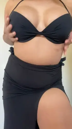 Natural bouncy titties in a black bikini