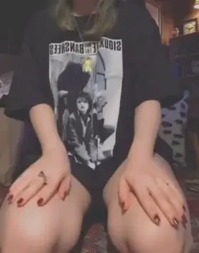 Cut my hair into a fun mullet thingy, here’s a fun gif of my tiny body to celebrate 🥰