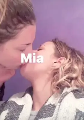 Mia Kissing