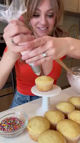 Would you mind helping me frost my cupcakes?