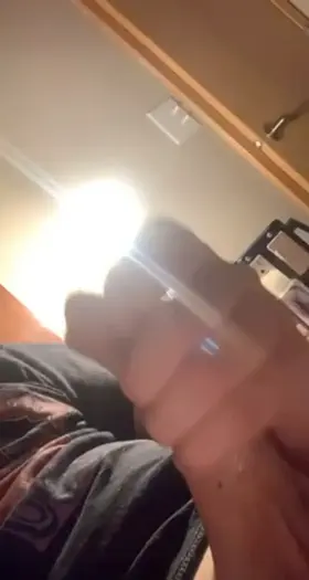 18 year old bicurious guy who loves getting off with other ppl DMs open