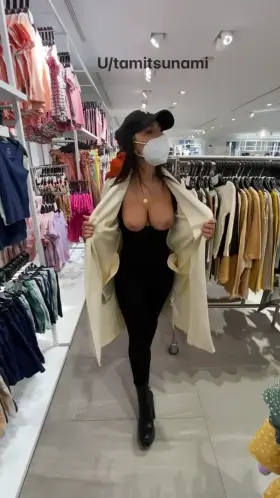 A flashing girl in a flashing tournée ! Milan today