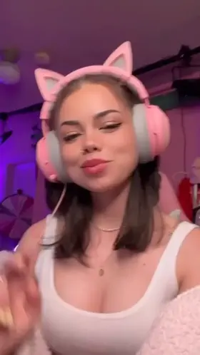 Do ya like all natural gamer girls? 😚