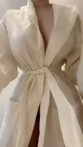Take my robe off & explore 😋