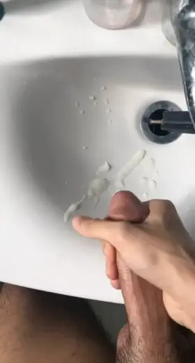 Alot wasted cum that prefer be somewhere else