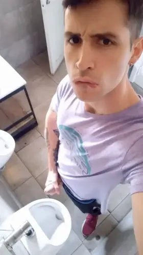 How I like to masturbate in the bathrooms 🥵🔥